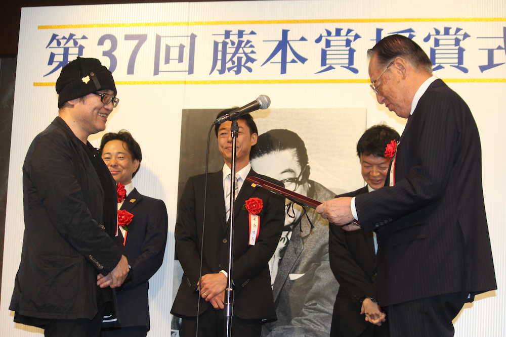 「第３７回藤本賞」授賞式に出席した（左から）青山剛昌氏と松岡功委員長