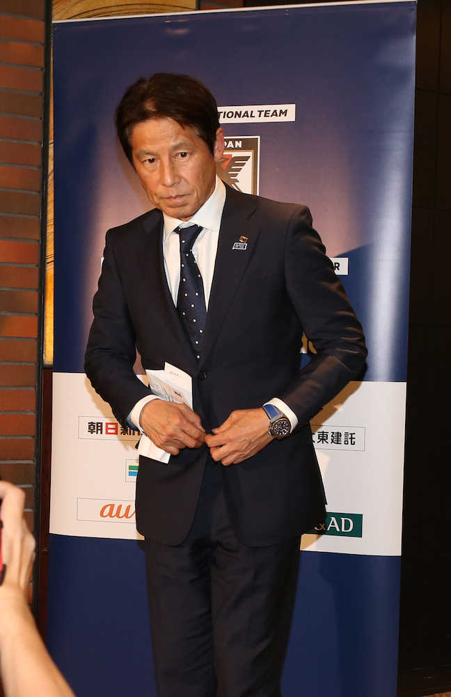 【画像・写真】ロシアＷ杯日本代表メンバーを発表を終え会見場を後にする西野監督（撮影・西尾　大助）