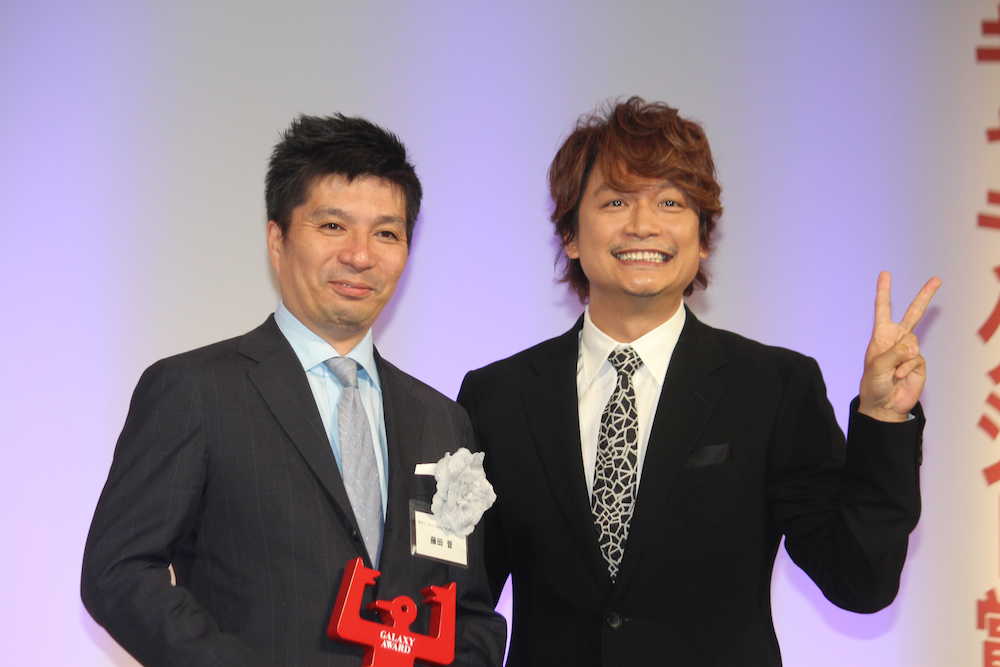 「第５５回ギャラクシー賞」贈賞式」に出席した藤田晋社長（左）と香取慎吾