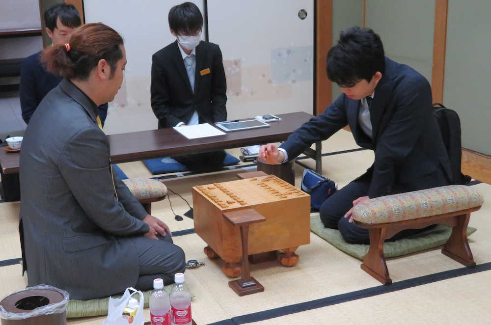 昇段後、初の公式戦となる藤井聡太七段（右）は、棋王戦予選８組決勝で中村亮介六段と対戦