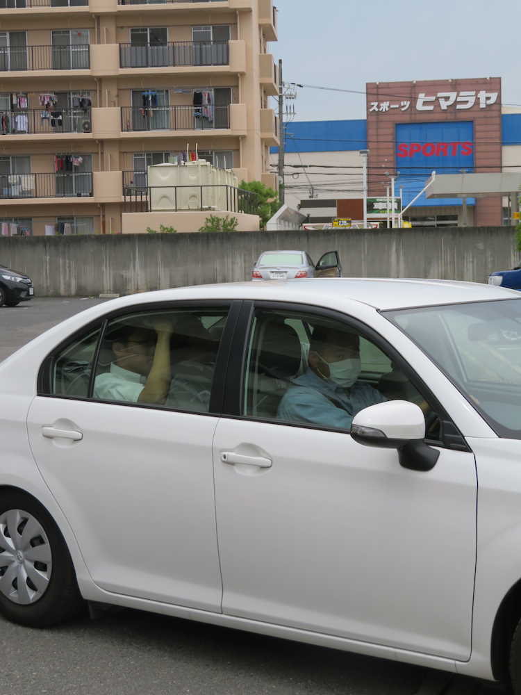 【画像・写真】グイグイ大脇が送検　報道陣から目をそむけ、車外を凝視