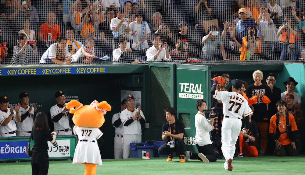 【画像・写真】関口メンディー始球式にネット騒然「巨人ユニ似合いすぎ」「ウチにこないか」