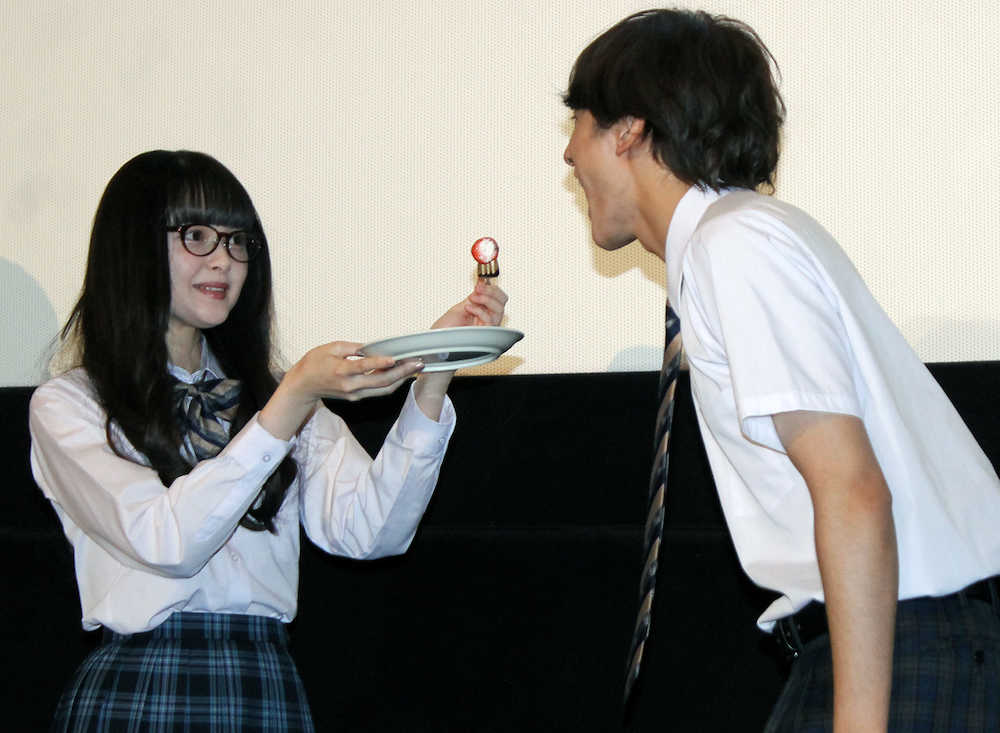 映画「私に××しなさい！」の完成披露で舞台あいさつで玉城ティナにケーキを食べさせてもらう小関裕太