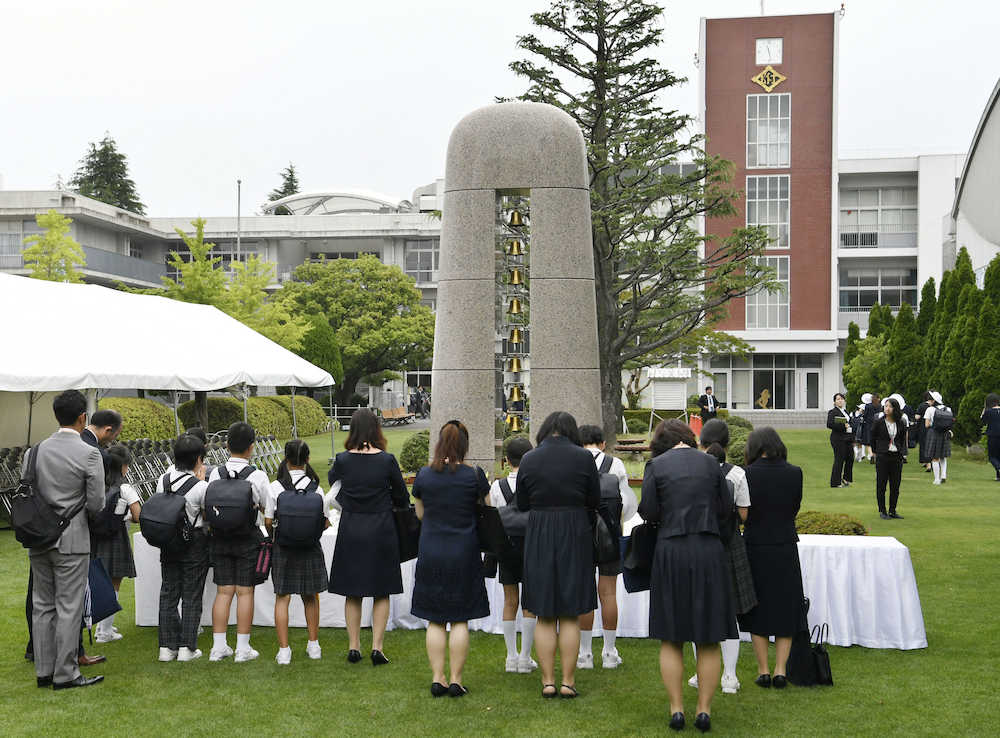 事件から１７年となり、「祈りと誓いの塔」の前で献花する大阪教育大付属池田小の児童ら