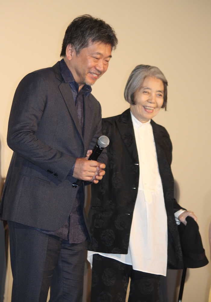 「万引き家族」公開記念舞台あいさつに出席した是枝裕和監督と樹木希林