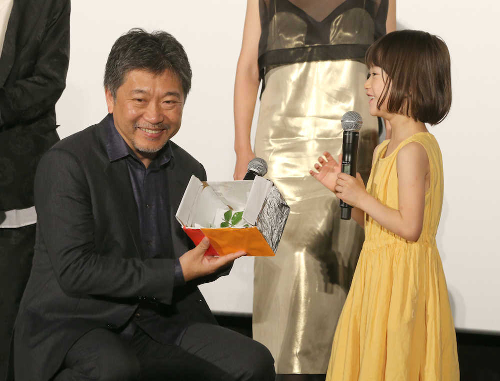 【画像・写真】安藤サクラ感極まった　是枝作品「万引き家族」“凱旋”あいさつ