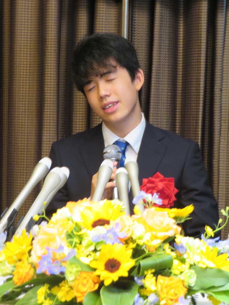名古屋市内で行われた昇級昇段を祝う会を前にした会見で喜びを語る藤井聡太七段