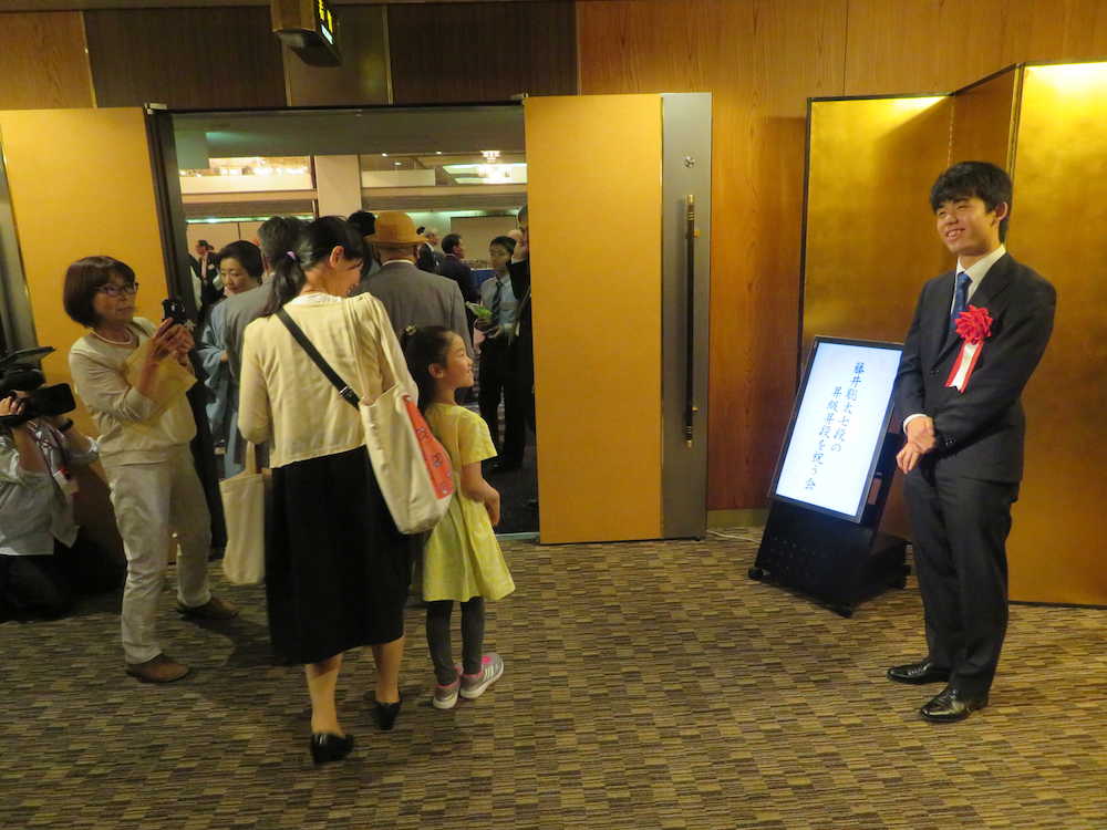 名古屋市内で行われた昇級昇段を祝う会で、会場入りする出席者を出迎える藤井聡太七段