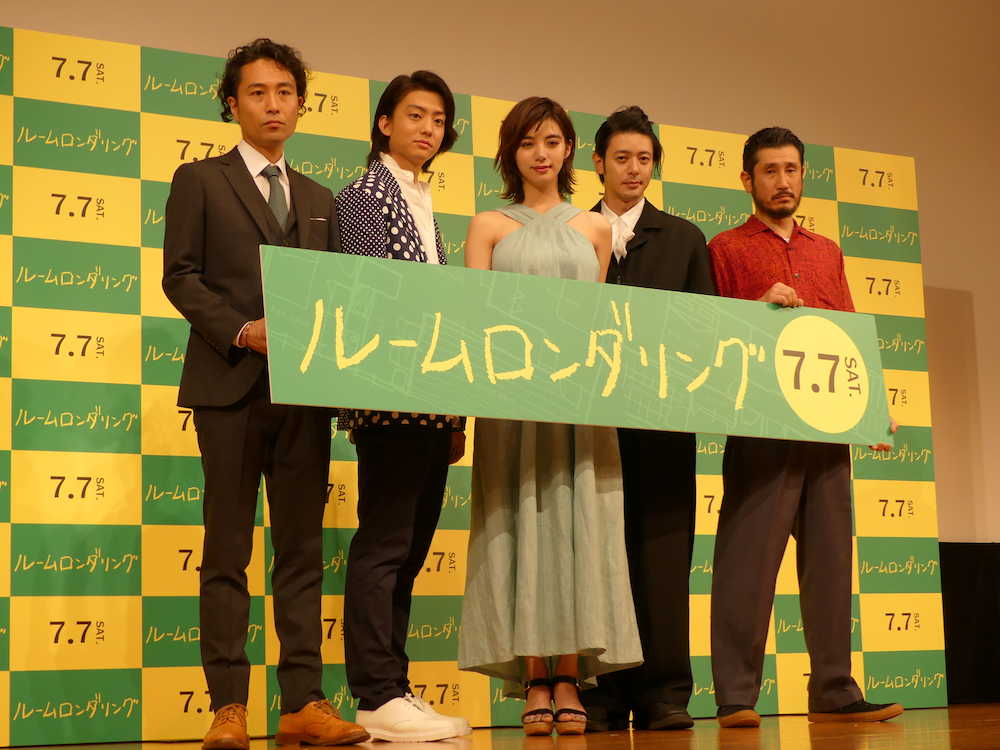 映画「ルームロンダリング」の完成披露試写会で舞台あいさつした（左から）片桐健滋、健太郎、池田エライザ、オダギリジョー、渋川清彦
