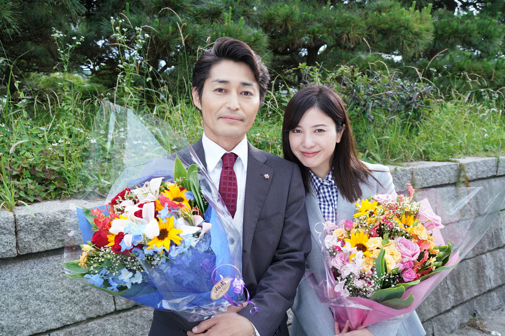 花束を手に笑顔の吉高由里子（右）と安田顕（Ｃ）日本テレビ