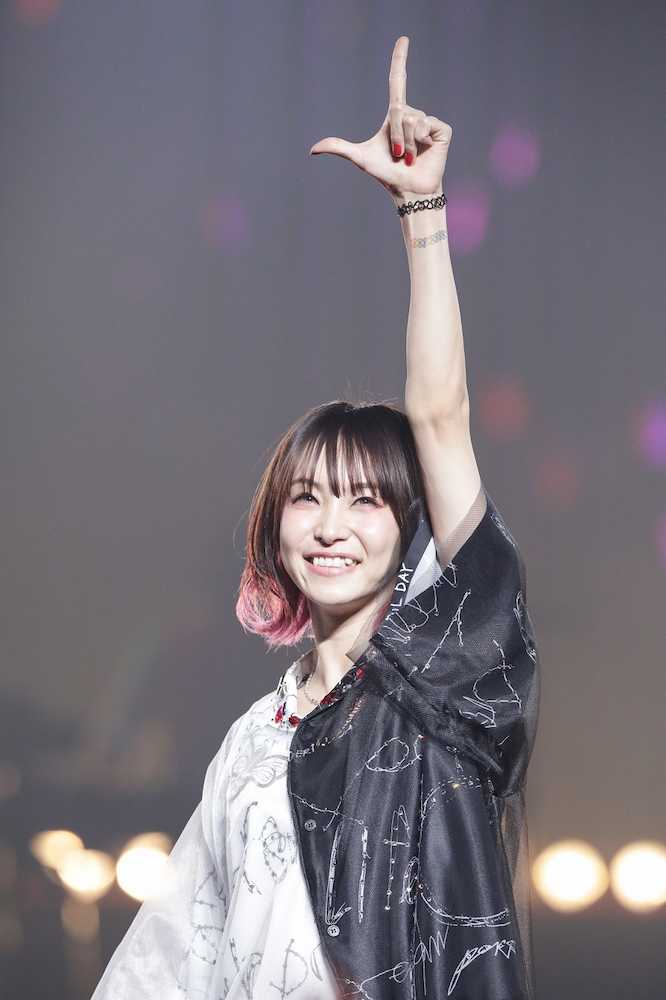 【画像・写真】ＬｉＳＡ「最高の日！」　３６０度ファンに囲まれ熱唱　武道館でツアー初日
