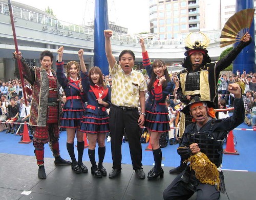 出陣式を行ったＳＫＥ４８の（左２人目から）北川綾巴、大場美奈、河村たかし名古屋市長、須田亜香里