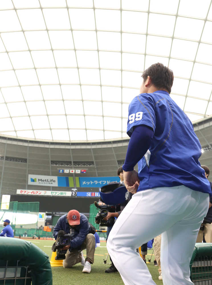 【画像・写真】＜西・中３＞メットライフドームのグラウンド入りする松坂（撮影・木村　揚輔）