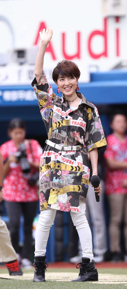 【画像・写真】＜ロ・巨＞試合前に国歌独唱を行った荻野目洋子（撮影・荻原　浩人）