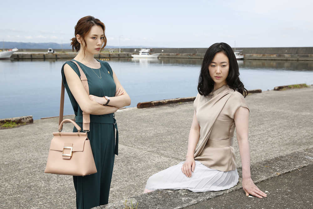 【画像・写真】テレビ朝日のドラマ「疑惑」で共演する米倉涼子（左）と黒木華
