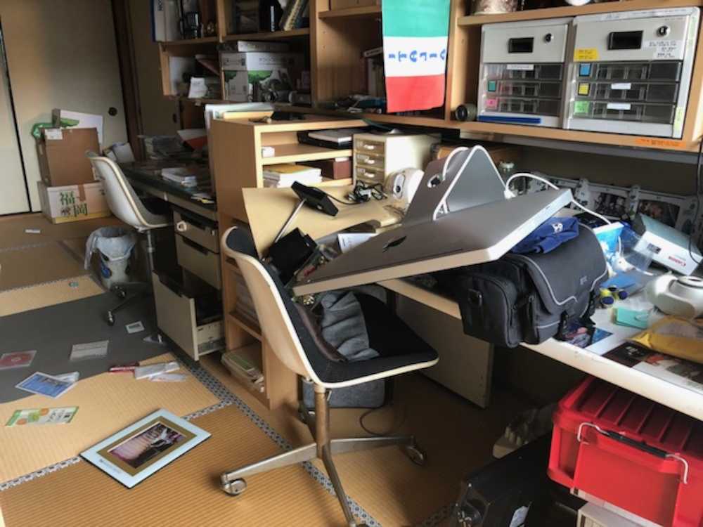 パソコンのモニターも倒れ、床に写真立てなどが散乱（妻・岡村瑤子提供）