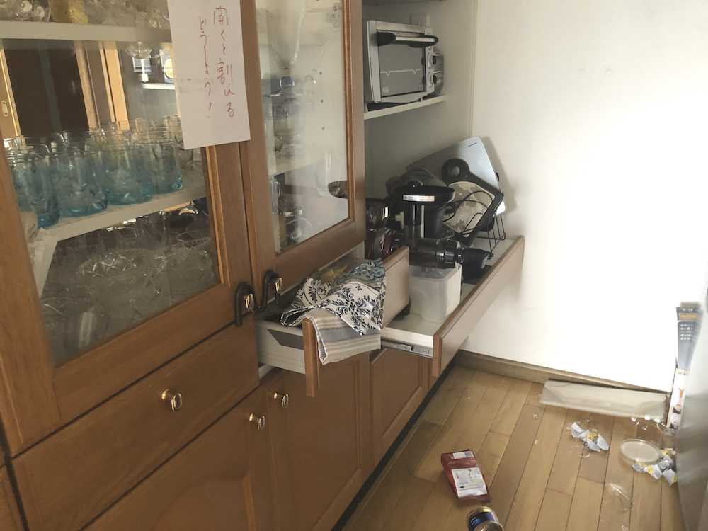食器棚の中に高級カップが割れた状態であり、ドアを開けられない状態に（妻・岡村瑤子提供）