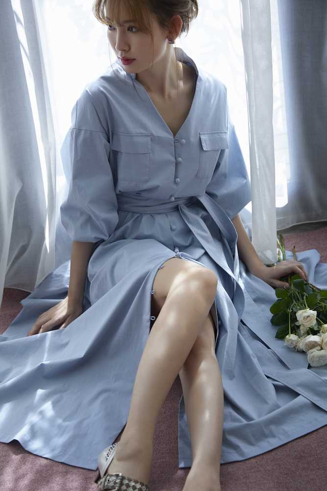 初めてプロデュースする自身のファッションブランド「Ｈｅｒ　ｌｉｐ　ｔｏ」を立ち上げた小嶋陽菜。着ている服は自身がデザインしたもの