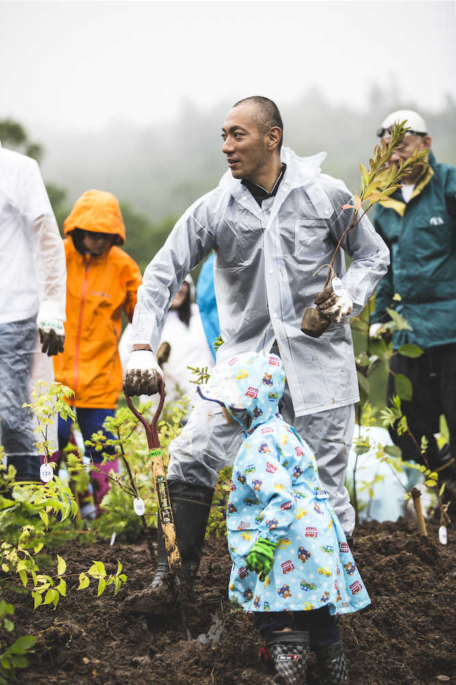 【画像・写真】麻央さん死去から１年　海老蔵“妻の願い”24日、植樹の輪広げる