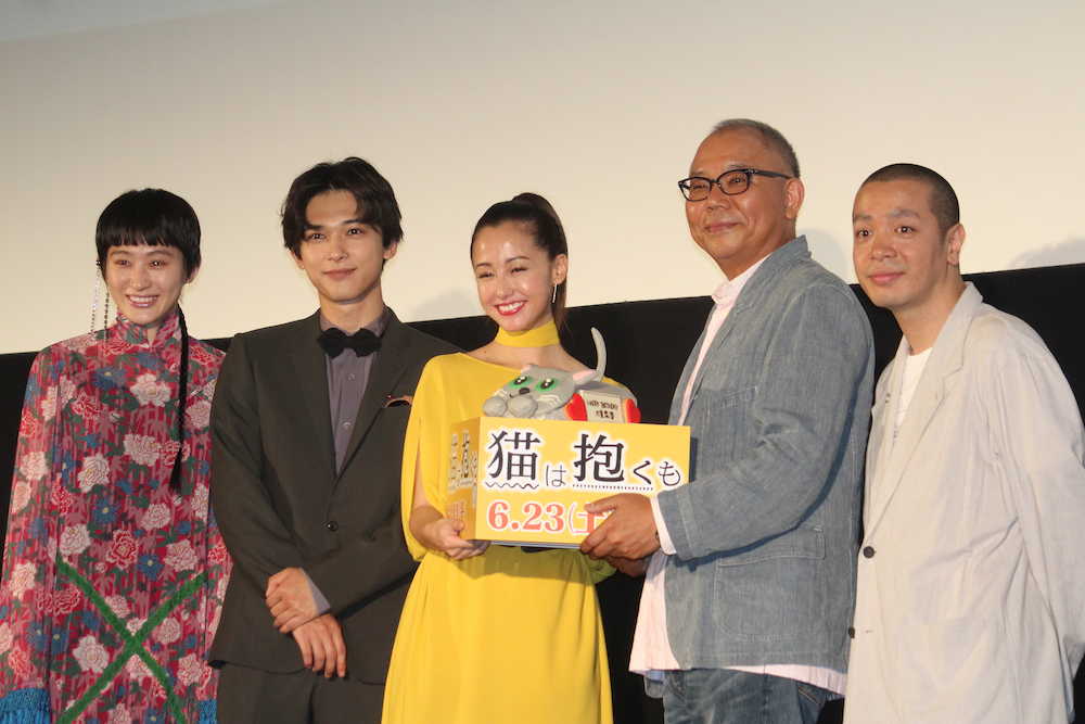 映画「猫は抱くもの」舞台あいさつに出席した（左から）コムアイ、吉沢亮、沢尻エリカ、犬童一心監督、峯田和伸