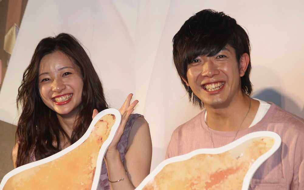 「キスできる餃子」公開記念舞台あいさつ（左から）足立梨花、田村侑久