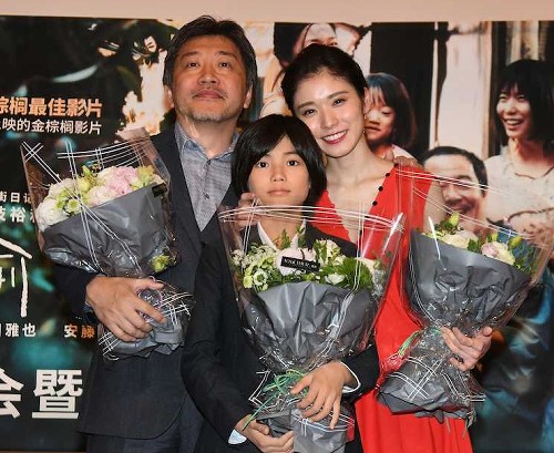 上海国際映画祭の公式上映に参加した（左から）是枝裕和監督、城桧吏、松岡茉優