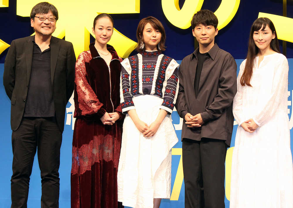 アニメ映画「未来のミライ」のジャパンプレミアで舞台あいさつに登壇した（左から）細田守監督、黒木華、上白石萌歌、星野源、麻生久美子