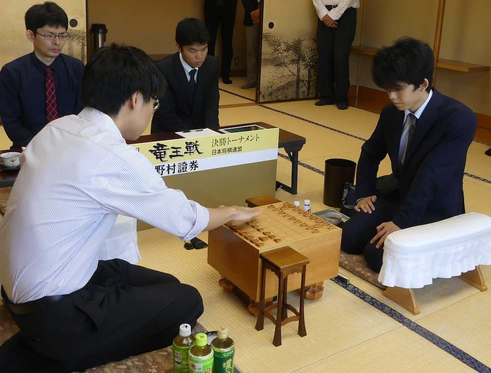 竜王戦決勝トーナメント２回戦で増田康宏六段（左）と対局を開始する藤井聡太七段