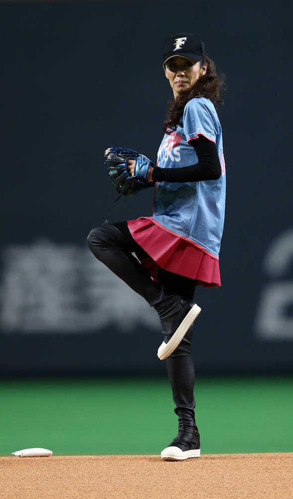 【画像・写真】萬田久子が始球式　サインに何度も首振るも最後はゴロに「慣れない舞台。変な汗をかいた」