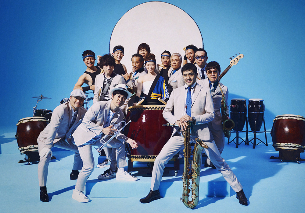 東京スカパラダイスオーケストラとＣＭで共演した白石麻衣（中央）