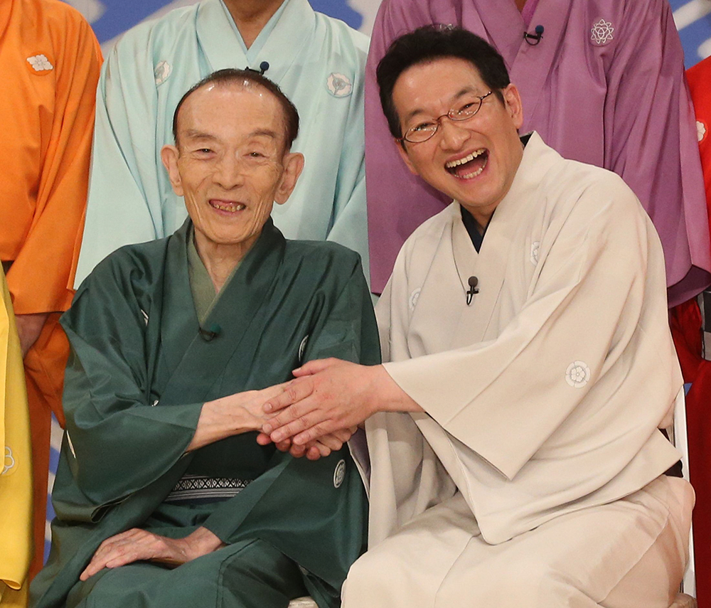 ２０１６年５月、「笑点」の司会交代で桂歌丸さん（左）と握手する春風亭昇太