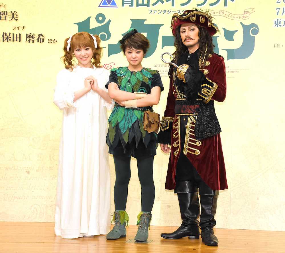 ミュージカル「ピーターパン」製作発表記者会見に出席した（左から）河西智美、吉柳咲良、ＩＳＳＡ