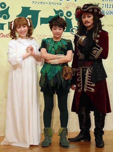 ミュージカル「ピーターパン」制作発表で笑顔の（左から）河西智美、吉柳咲良、ＩＳＳＡ（撮影・沢田　明徳）