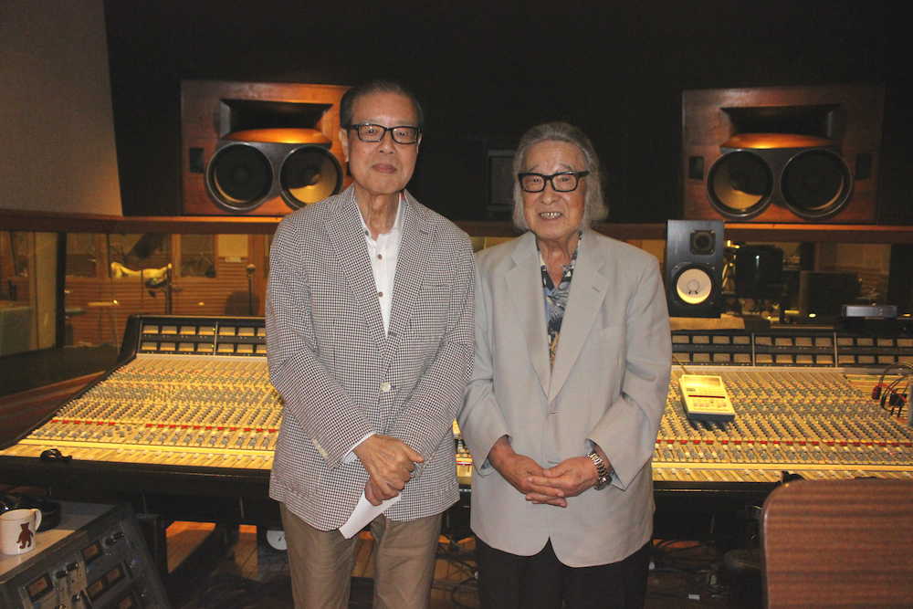 「兵衛向陽閣」のＣＭ曲レコーディングに参加したキダ・タロー氏（右）ともず唱平氏