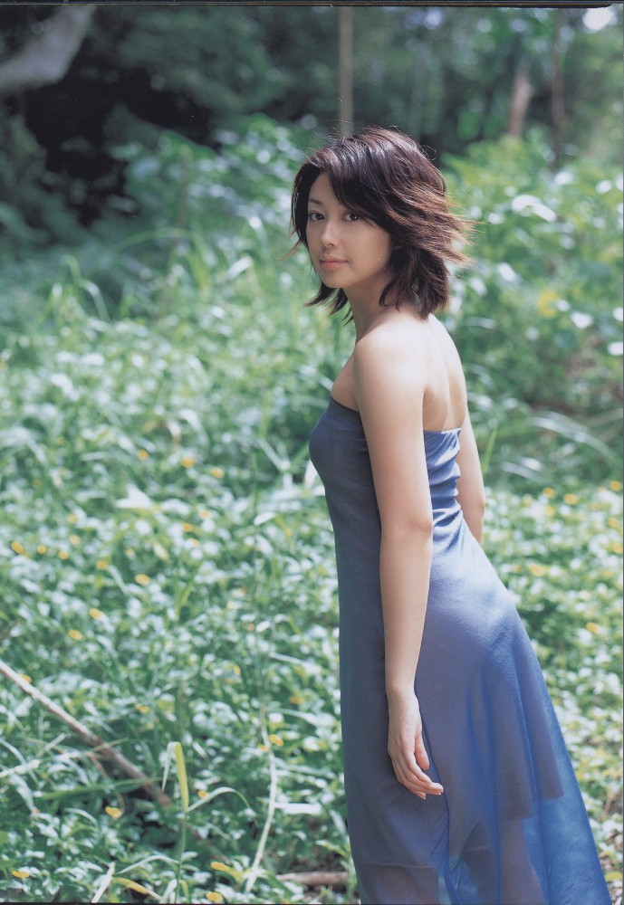 ポエム付きの写真集「Ｎａｔｕｒａｌ」でセクシーショットを披露するフリーアナウンサーの吉田恵