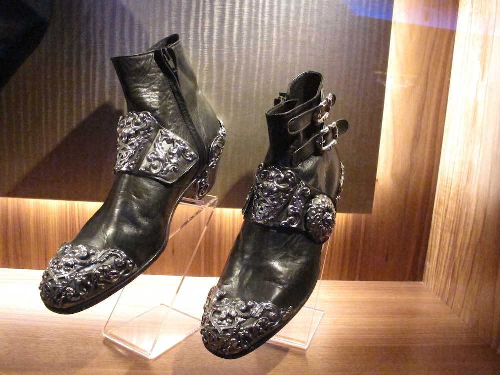 ハードロック・カジノに展示されているマイケル・ジャクソンの靴（ＡＰ）