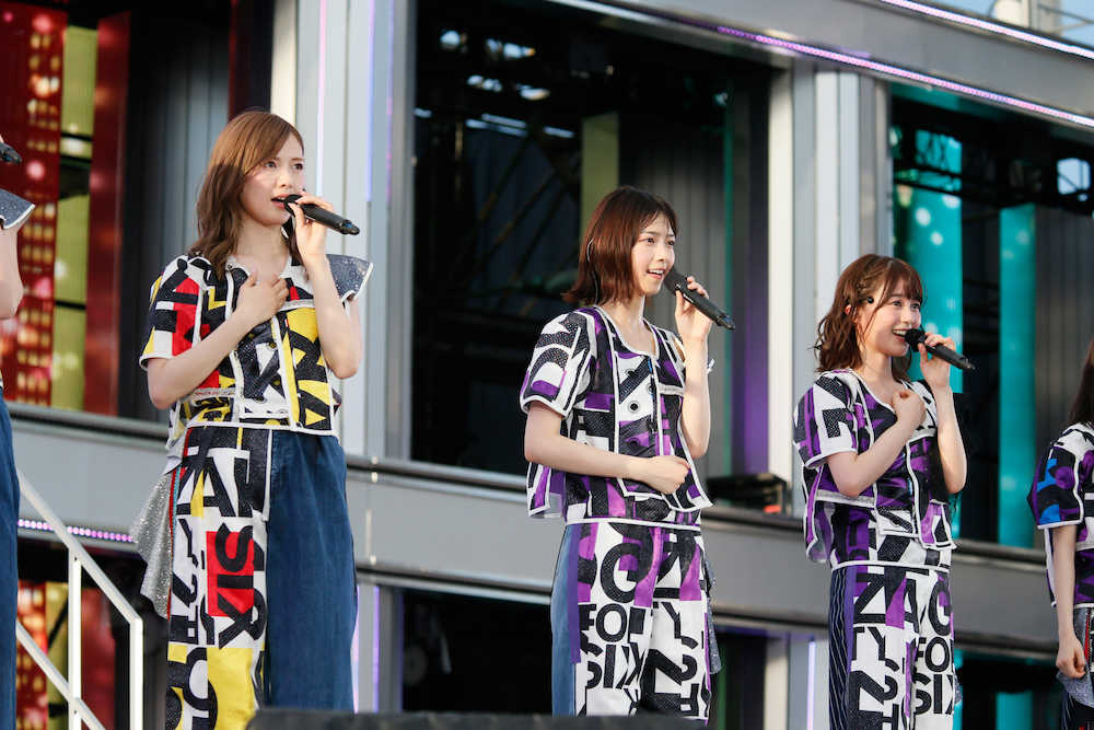 神宮球場で熱唱する（左から）白石麻衣、西野七瀬、生田絵梨花