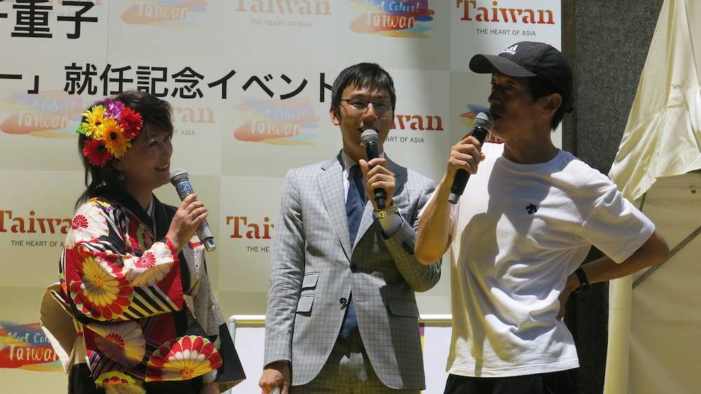 台湾観光アンバサダー就任記念イベントに出演した友近扮する演歌歌手・水谷千重子（左）とＭＣの浅越ゴエ、飛び入りの冨好真