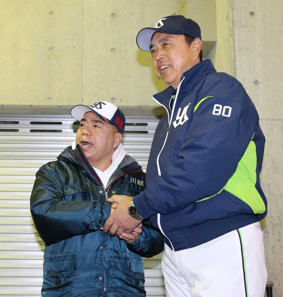 今年の２月、キャンプを訪れ小川監督（右）と握手