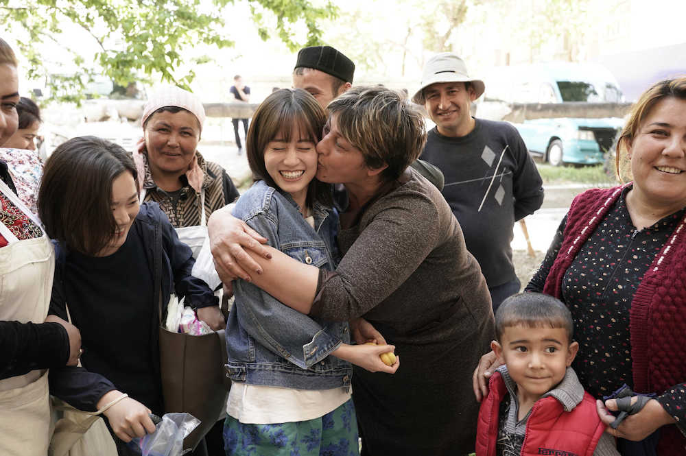 主演映画「旅のおわり、世界のはじまり」の撮影をウズベキスタンで行った前田敦子。撮影終了後、現地のエキストラに囲まれ「かわいい」とキスされる　　　　　　　　　　　　　　　　　　　　　　　　　　　　　　