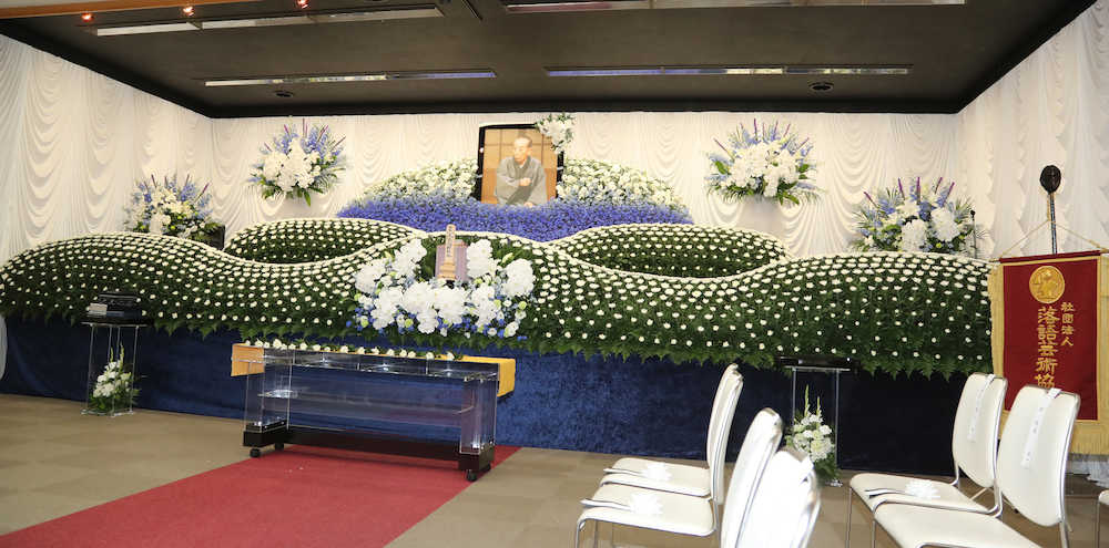 ＜桂歌丸さｎ告別式＞青と白の花々で横浜の海をイメージした祭壇（撮影・沢田　明徳）