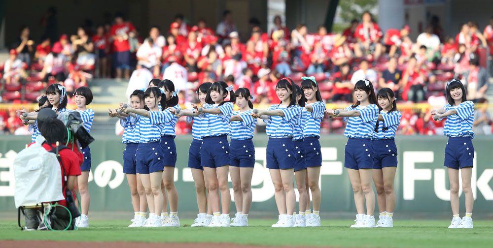 １７年８月、マツダスタジアムで行われたプロ野球、広島―中日戦の試合前にパフォーマンスするＳＴＵ４８