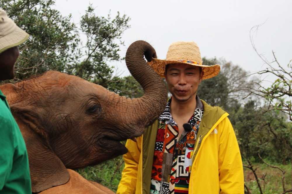 ケニア・ナイロビの「象の孤児院」を訪れ、小象と触れ合うＥＸＩＬＥのＵＳＡ