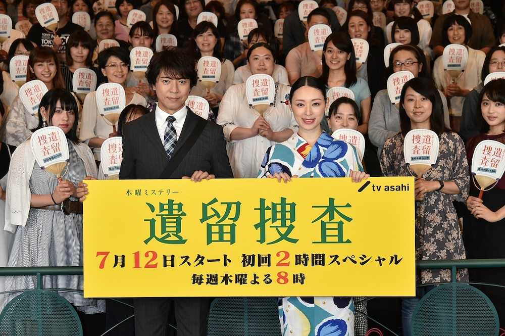 テレビ朝日「遺留捜査」試写会で観客と記念撮影する上川隆也と栗山千明