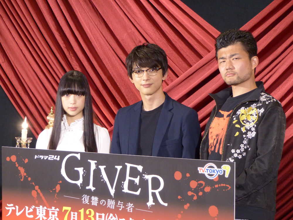 テレビ東京のドラマ「ＧＩＶＥＲ―復讐の贈与者―」の会見に登場した（左から）森川葵、吉沢亮、小林勇貴監督