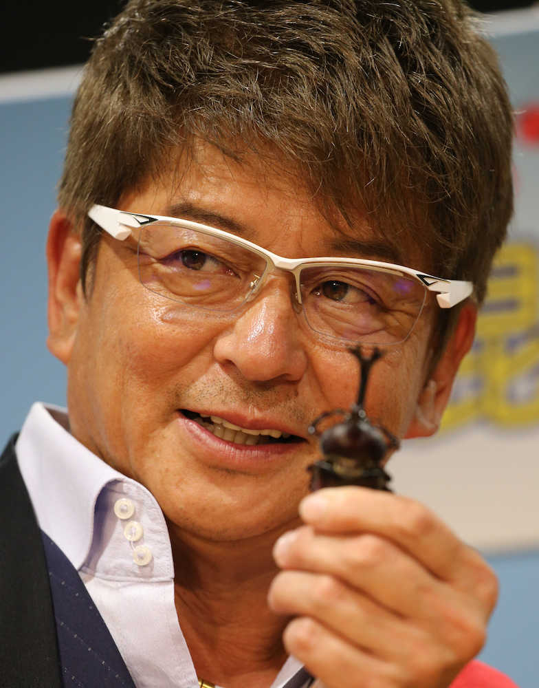 【画像・写真】哀川翔がカブト大きさ勝負に弱気　８３．６ミリ持ち込みも暑さで成長イマイチ　大昆虫展内覧会