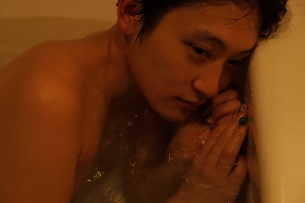 【画像・写真】カメラマン・二階堂ふみがスナイパーになった！　写真集にコムアイのセクシーカット多数掲載