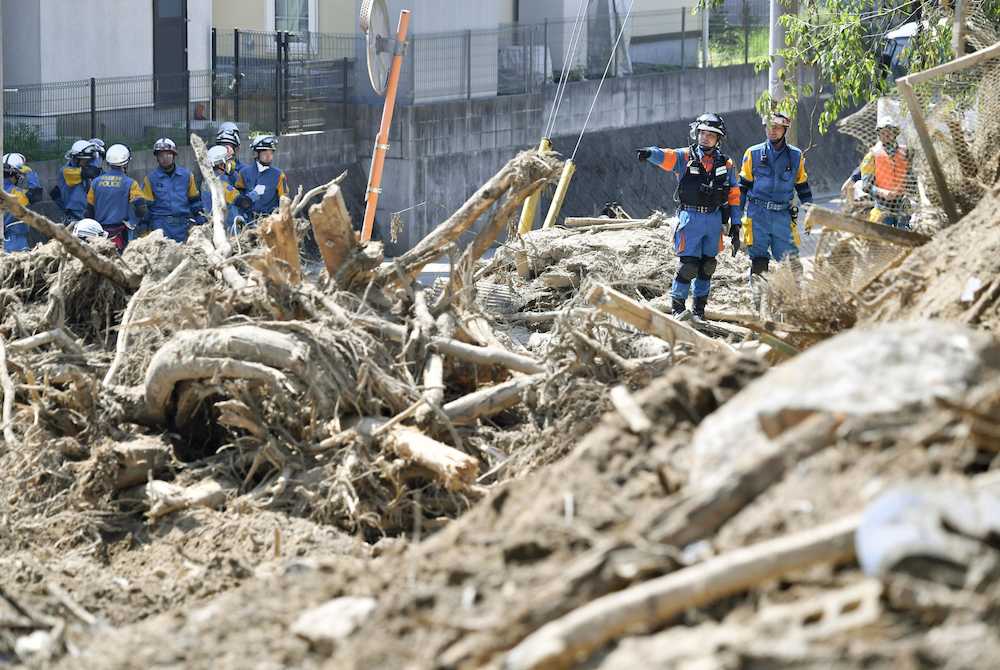 広島県熊野町の土砂崩れ現場で続く行方不明者の捜索活動