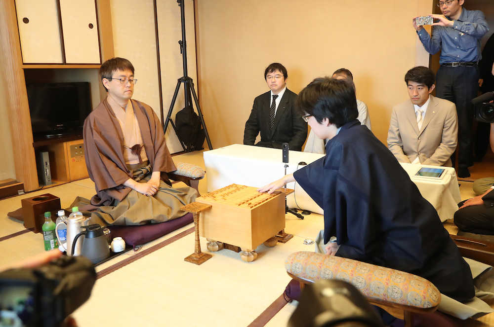 【画像・写真】羽生竜王　タイトル獲得100期お預け「また次の機会」初タイトルの豊島棋聖「実感がない」