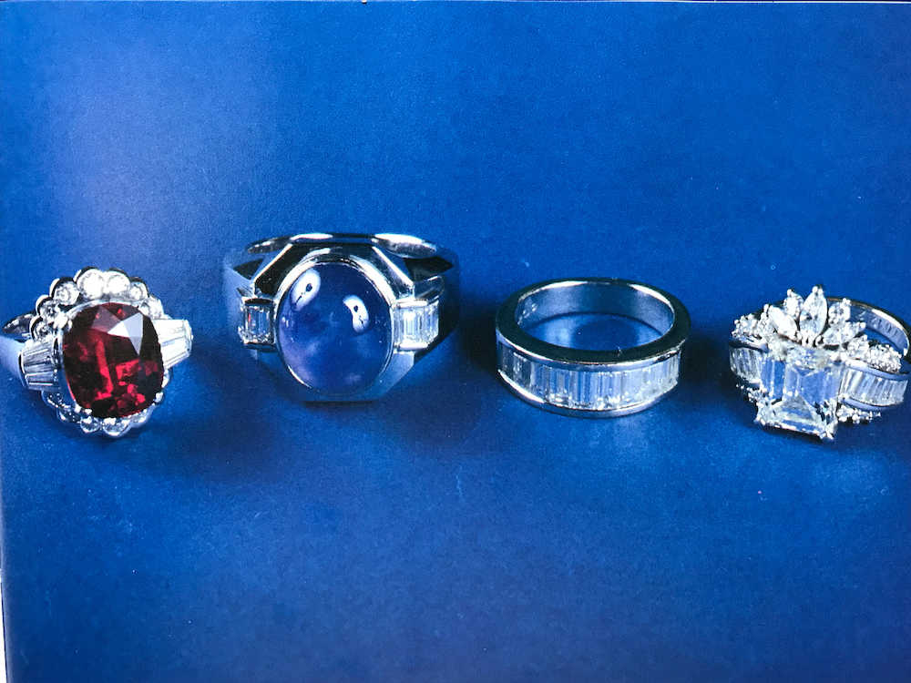 左が結婚１周年にまき子さんから贈られた記念の指輪。中２つが結婚指輪。右が婚約指輪